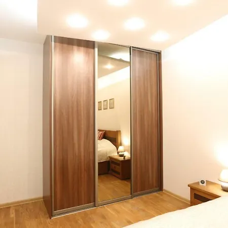 Sunny & Spacious 2 Bedroom *