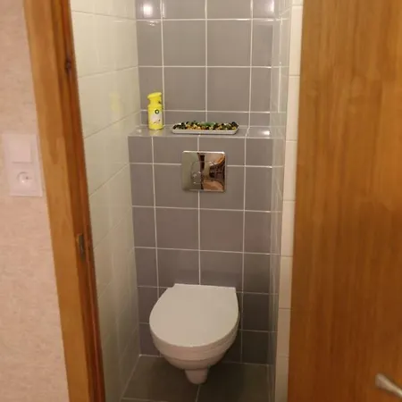 Sunny & Spacious 2 Bedroom *