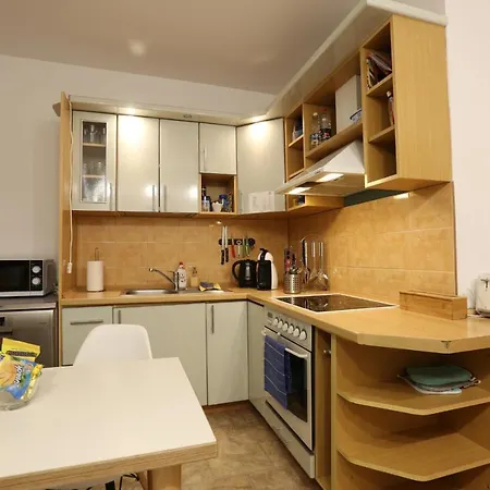 Sunny & Spacious 2 Bedroom